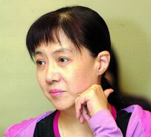 媒体商演引发各界讨论孟欣遭质疑手足无措(图)