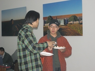 导演应亮和导演前田佳孝在酒会中讨论电影制作,活动图集