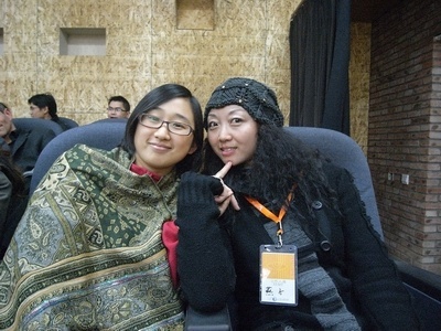 志愿者高欣和燕子到放映厅看片,活动图集