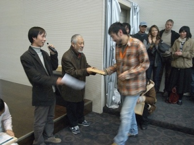 栗宪庭为志愿者颁发证书,活动图集